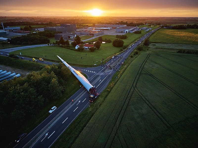 Das weltgrößte Rotorblatt (Länge: 88,4 Meter), hergestellt für ein Acht-Megawatt-Windrad der Firma Adwen, beim Transport in Dänemark