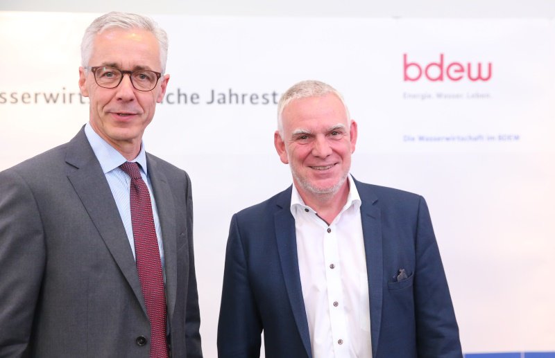 Wasserwirtschaftliche Jahrestagung 2019: Jochen Flasbarth, Staatssekretär im Bundesumweltministerium, und Jörg Simon, Vizepräsident BDEW