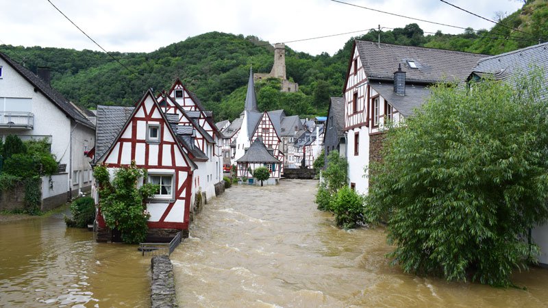 überschwemmte Straße mit Häusern