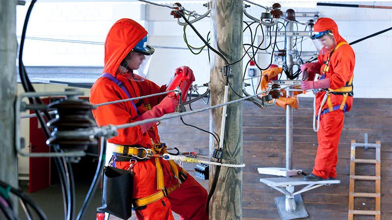 BDEW_Energiebildung-Berufsorientierung-Strommast_Wartung.jpg