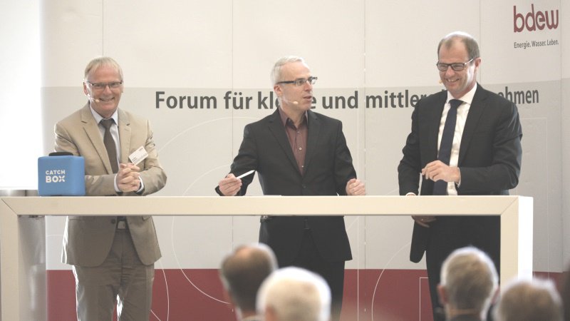 Jochen Homann, Präsident der BNetzA, Stefan Sagmeister, Chefredakteur E&M, und Stefan Kapferer, Hauptgeschäftsführer BDEW; Foto: Tobias Vollmer