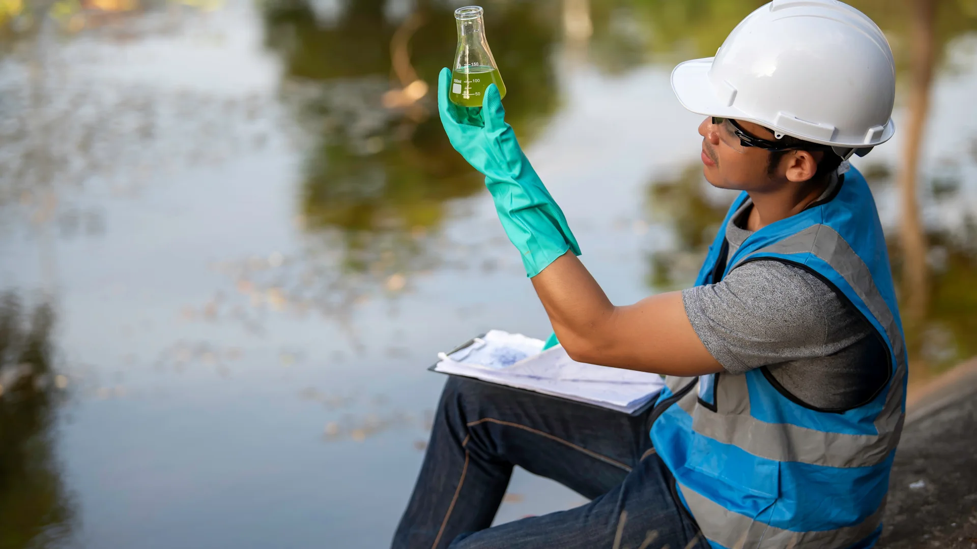 Umweltingenieur überprüft Wasserqualität