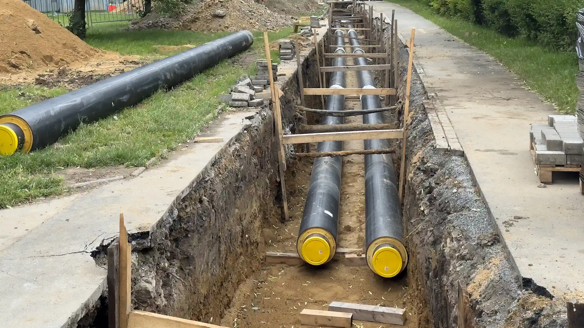Unterirdische Verlegung vorisolierter Fernwärmeleitungen im urbanen Umfeld.