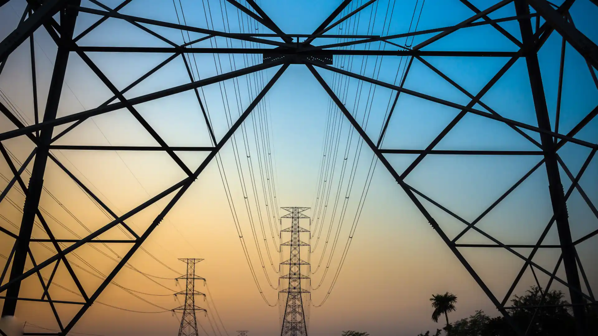 Nahaufnahme von Hochspannungsleitungen bei Sonnenuntergang.