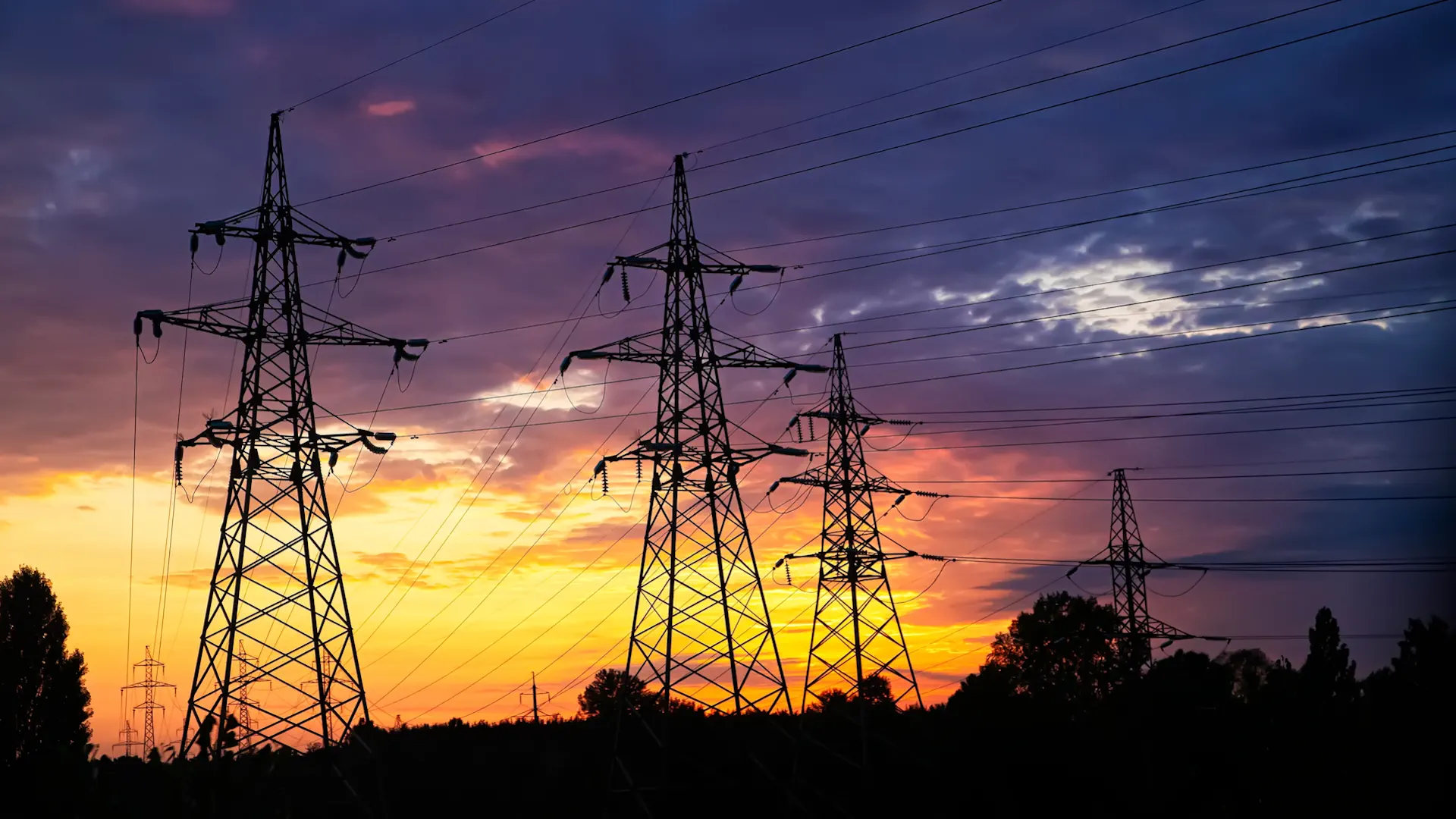 Hochspannungsleitung vor Sonnenuntergang