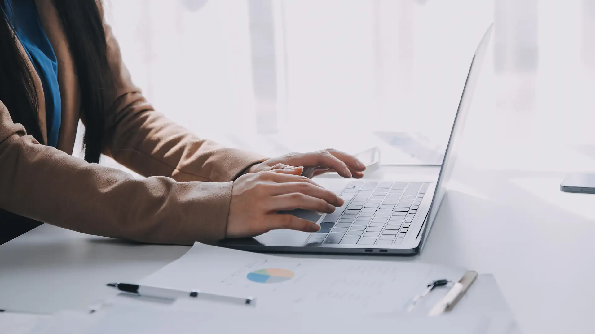 Geschäftsteam arbeitet an neuem Startup-Projektplan und bespricht Finanzstrategie mit Laptop und Tablet in moderner Business-Lounge.