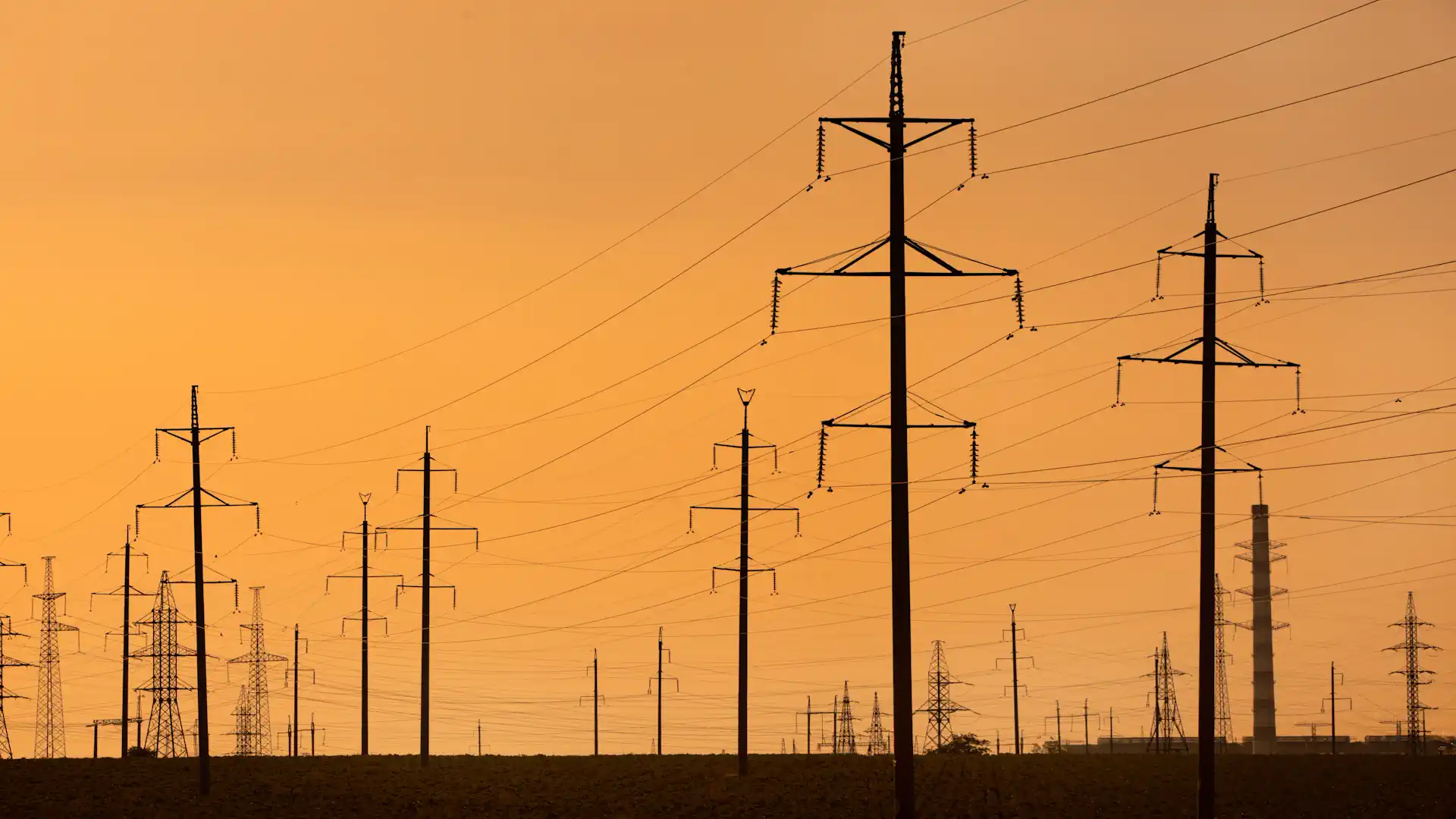Strommasten in Abendlicht