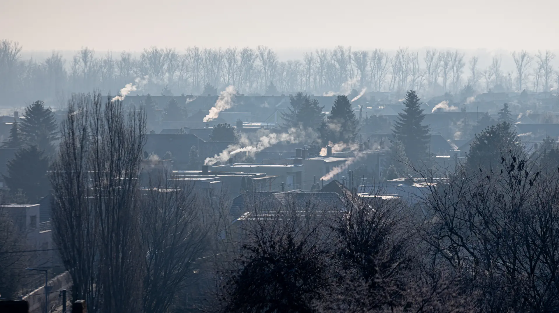 Winterlandschaft: Schornsteine in Dorf
