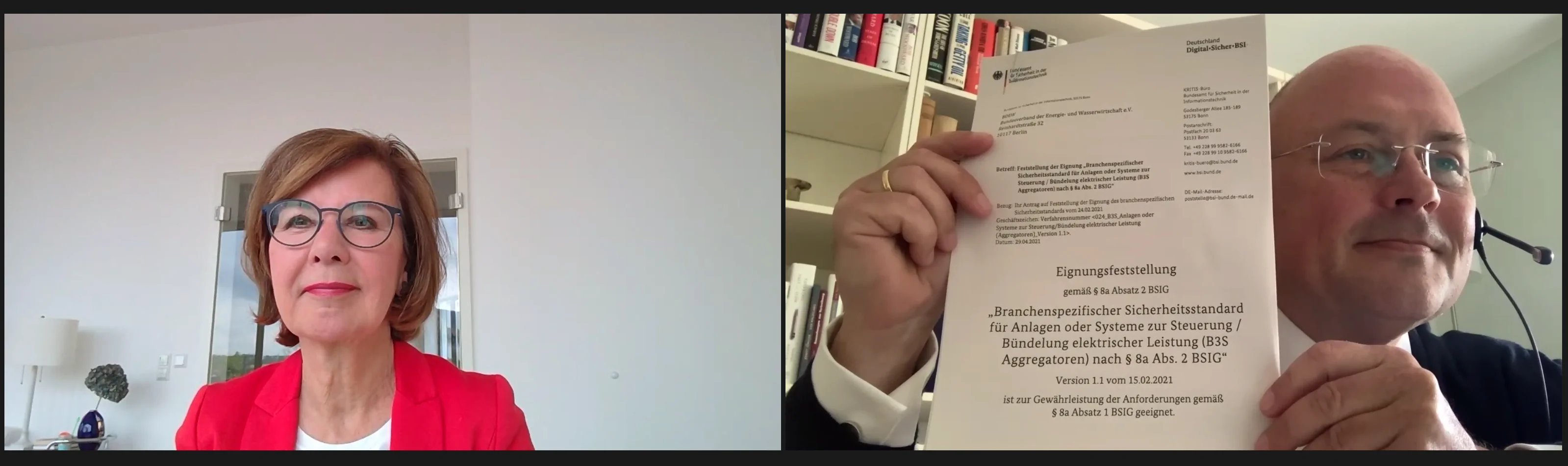 Zwei Personen, links Frau in rotem Blazer vor weißer Wand, rechts Person hält Dokument mit Text hoch.