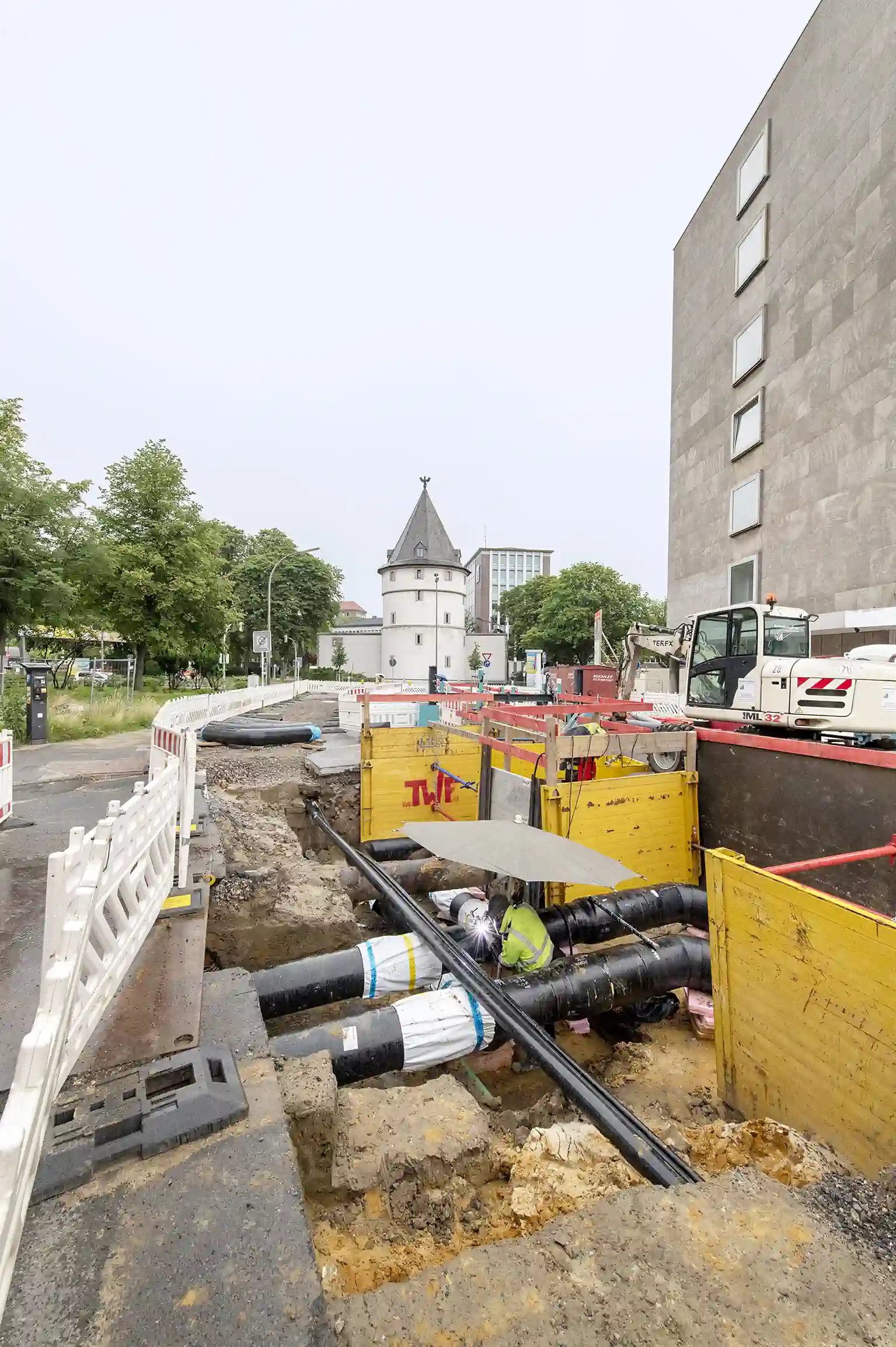Baustelle mit Rohrleitungsarbeiten für Fernwärmenetze in Dortmunds Innenstadt, Arbeiter beim Verlegen von...