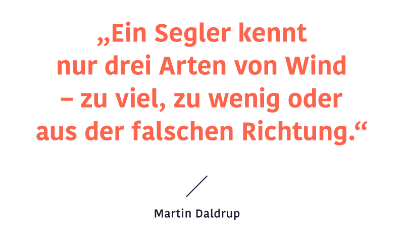 Zitat Martin Daldrup "Segler kennt nur drei Arten von Wind - zu viel, zu wenig oder aus der falschen Richtung."