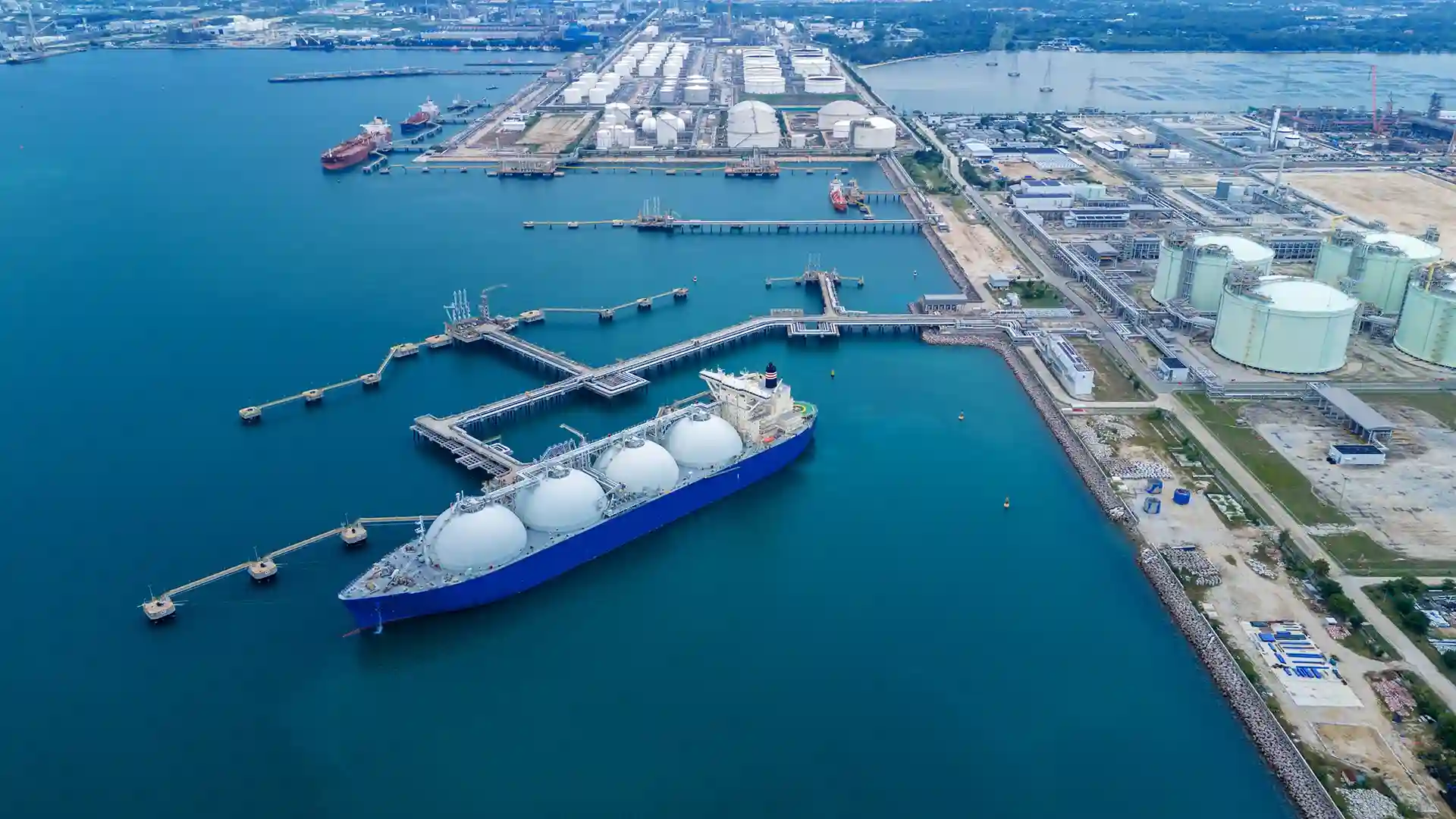 LNG-Terminals im Wandel: Bausteine einer Importinfrastruktur für Wasserstoff und seine Derivate