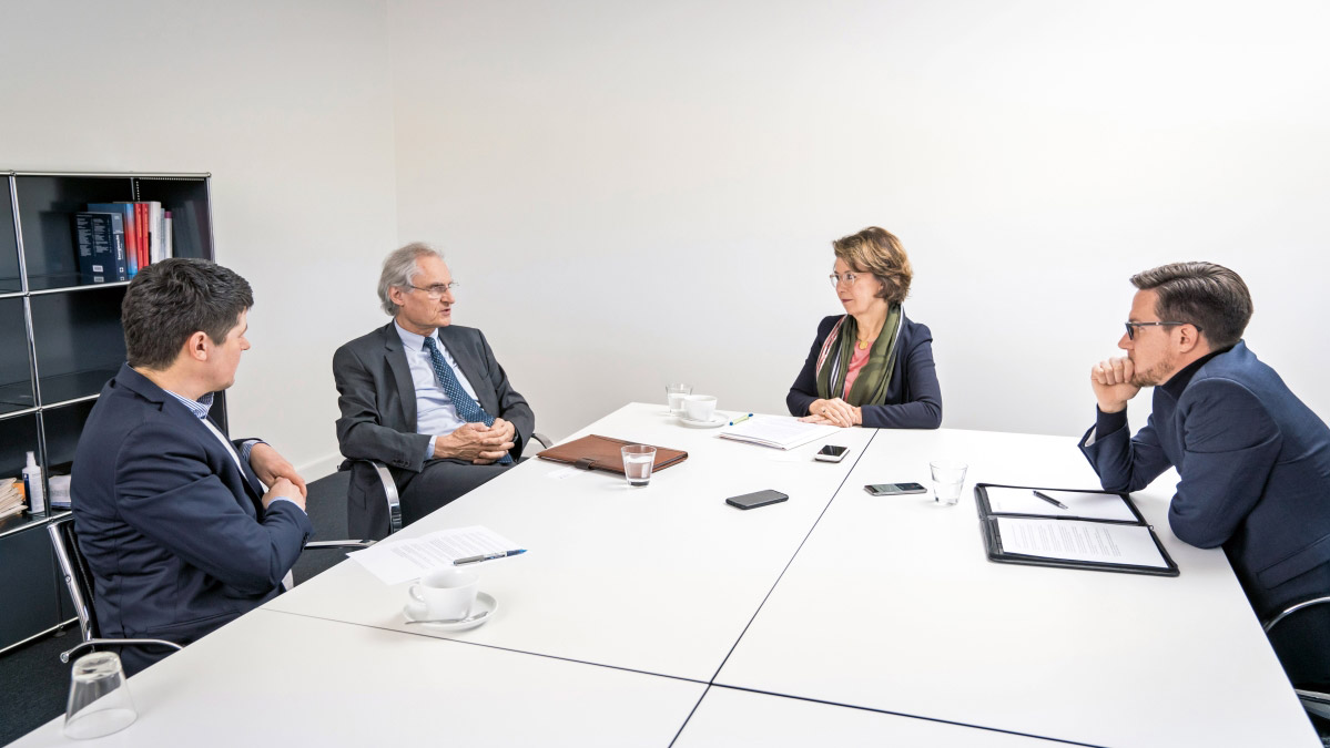 Henning Kagermann und Marie-Luise Wolff und energate Redakteure