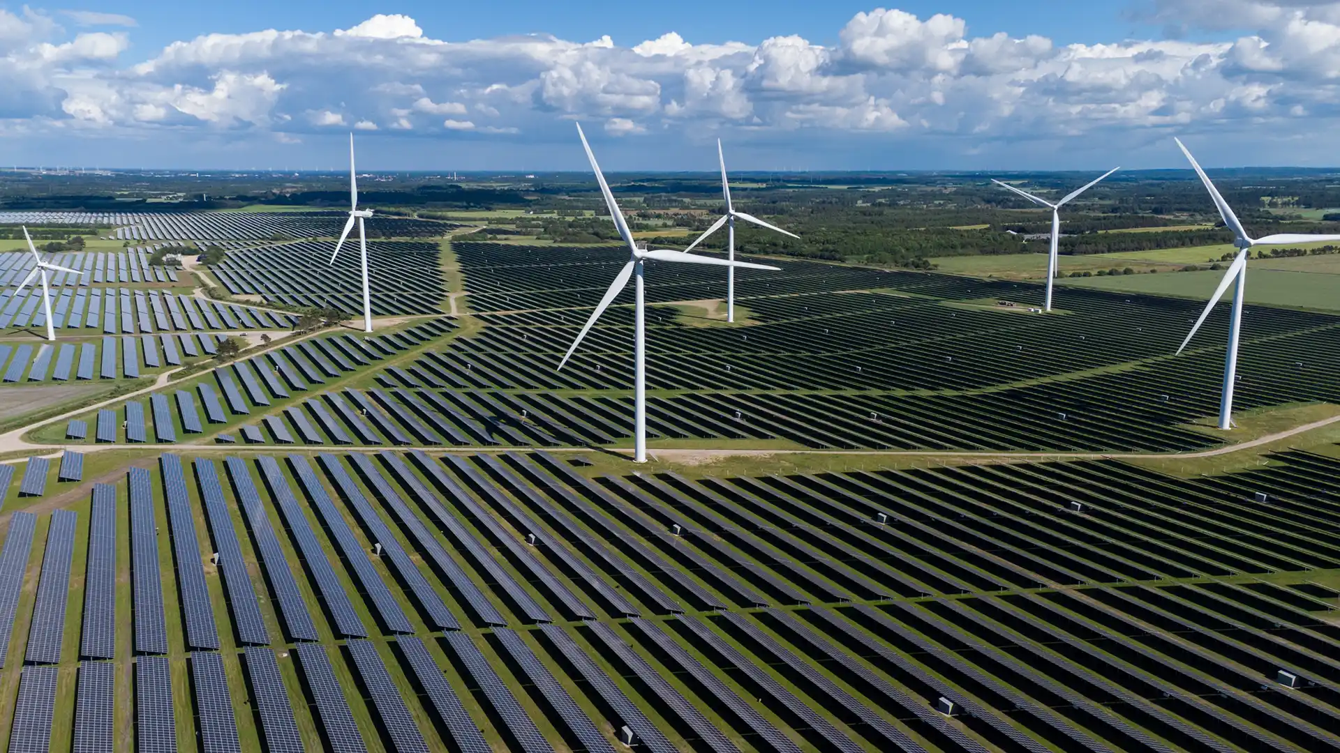 Windrad in PV-Anlage