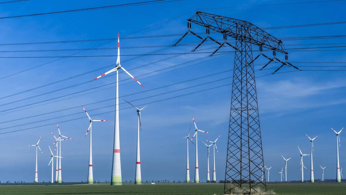 Strommast und Windräder
