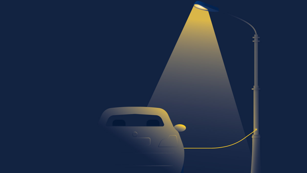 E-Auto im Lichtkegel einer Laterne